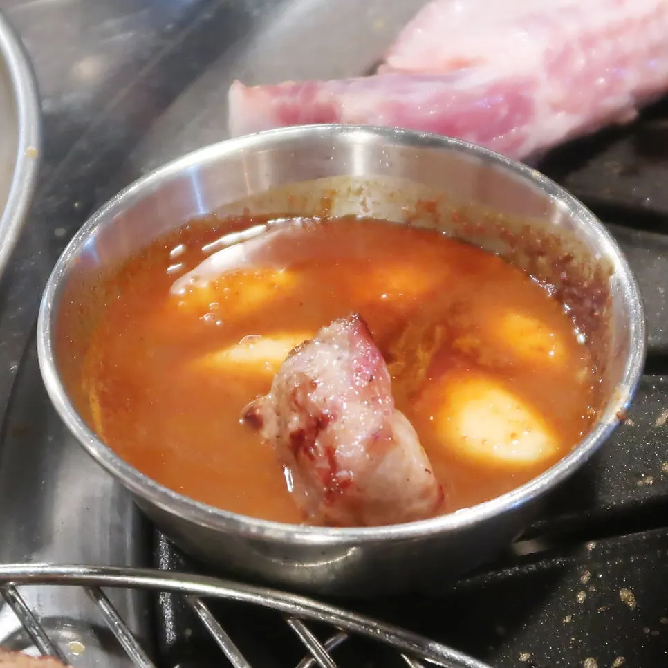 마늘새우젓에 올린 목살 한 점