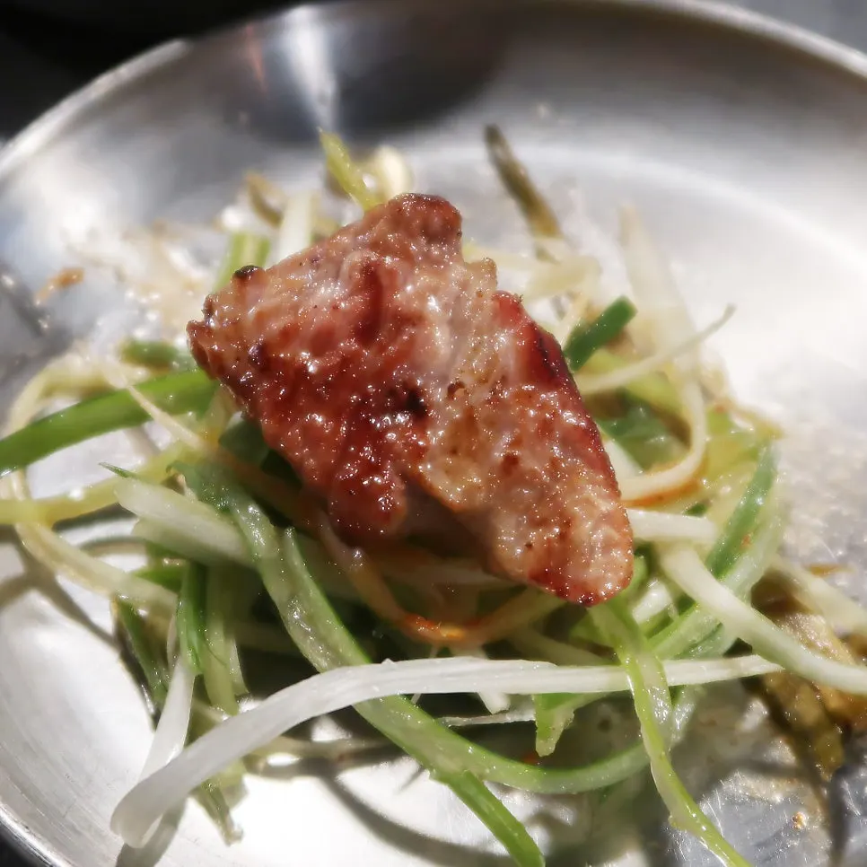 구운 백김치와 목살 조합