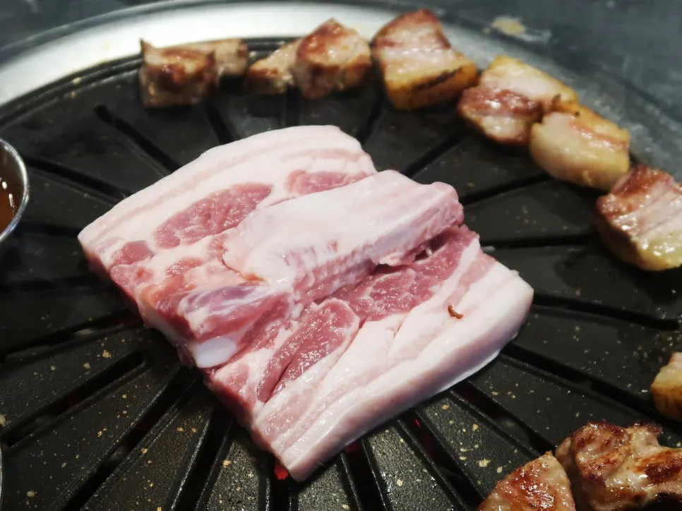뼈삼겹 돗갈비 생고기 접시
