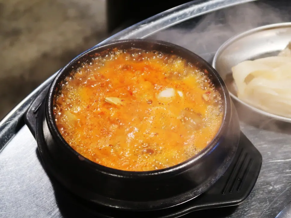 보글보글 끓는 해물 된장찌개