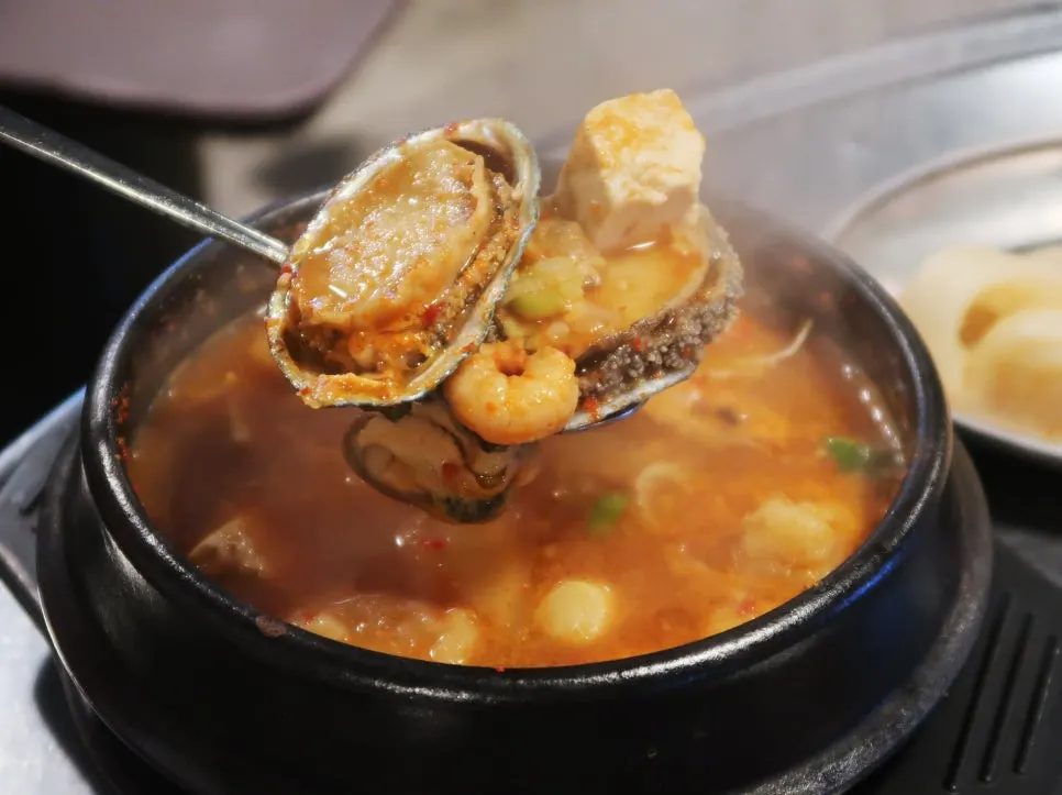 전복과 새우가 들어 있는 된장찌개