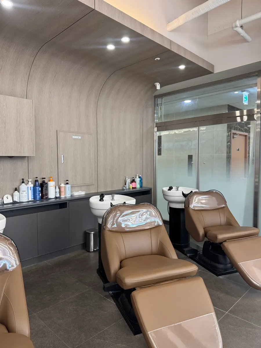 Comfortable chairs inside the shampoo room