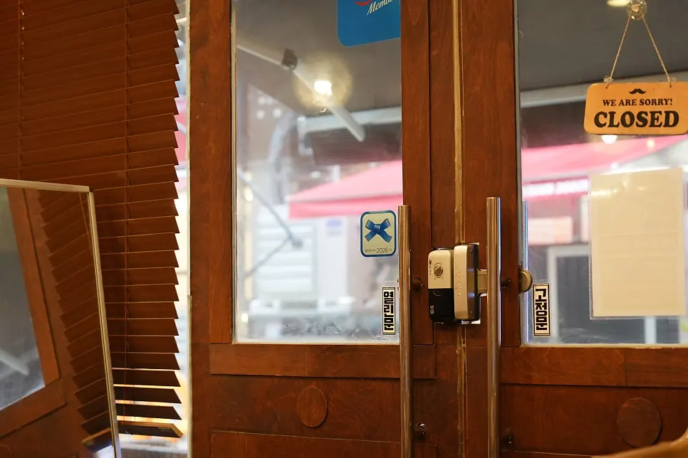 Blue Ribbon Survey sticker on HOKATSU's front door