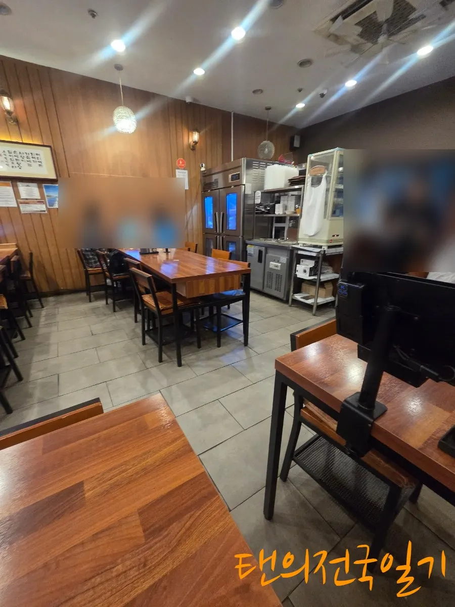 Table seating inside HOKATSU