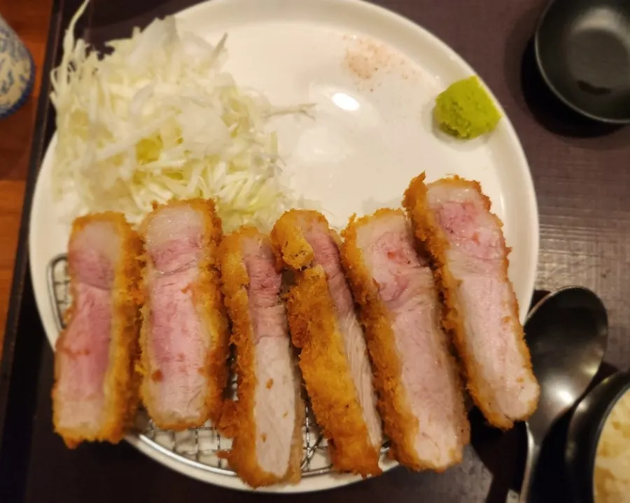 호카츠 외부에 놓인 메뉴판