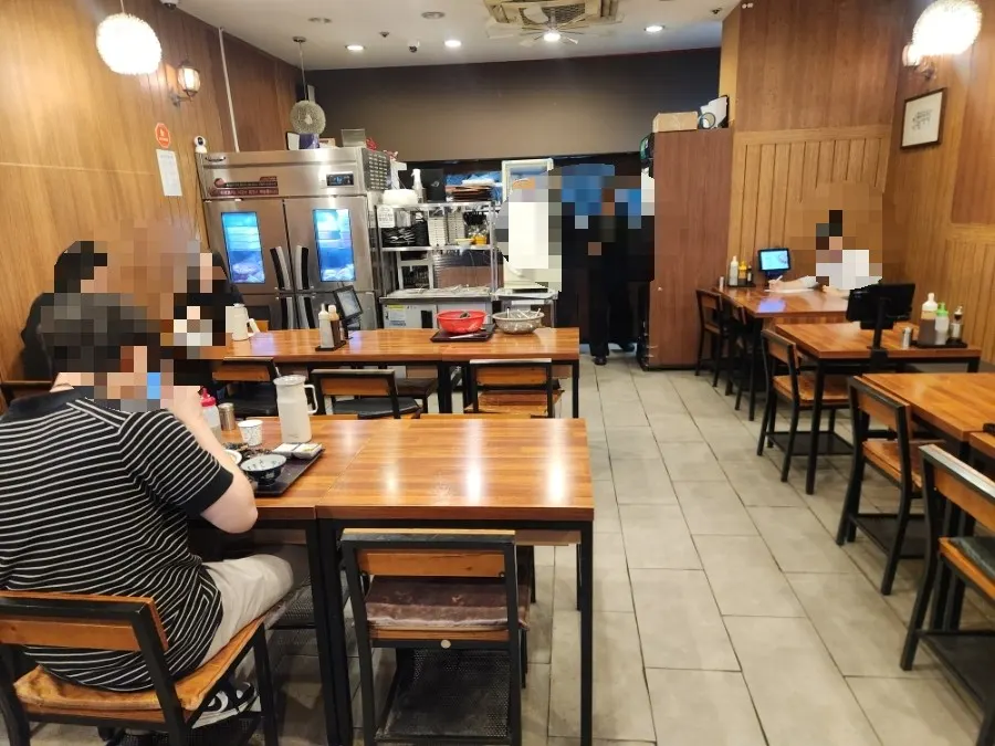 테이블 수가 많지 않은 호카츠 내부