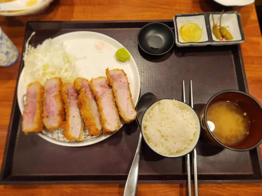 반찬과 장국이 담긴 특상 등심카츠 트레이