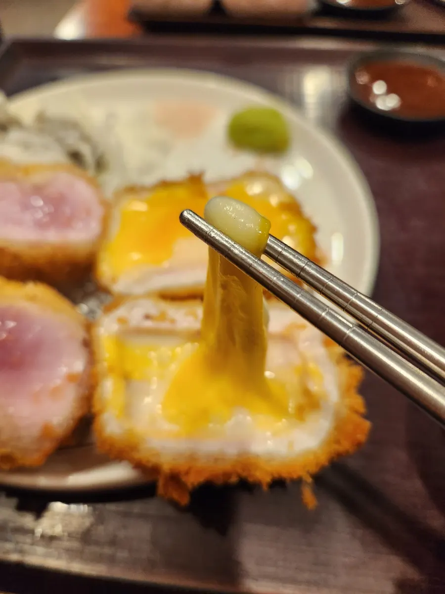 치즈가 늘어나는 치즈카츠 단면