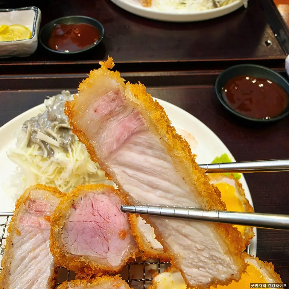 도톰한 인기3종카츠 한 상