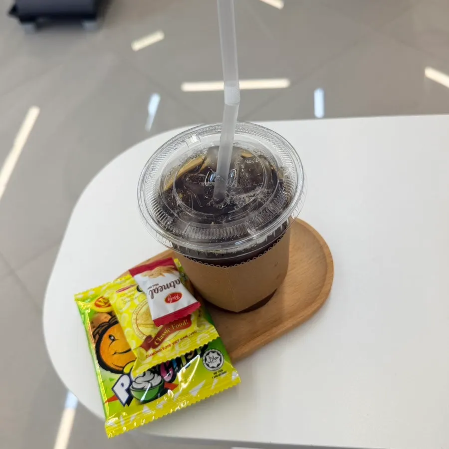 음료와 함께 나온 간단한 간식
