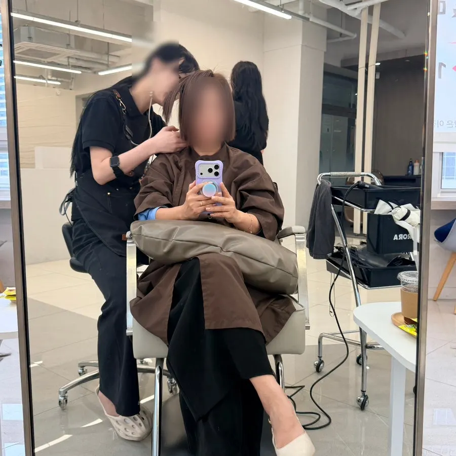 매직기로 머리를 나눠 펴는 작업 장면