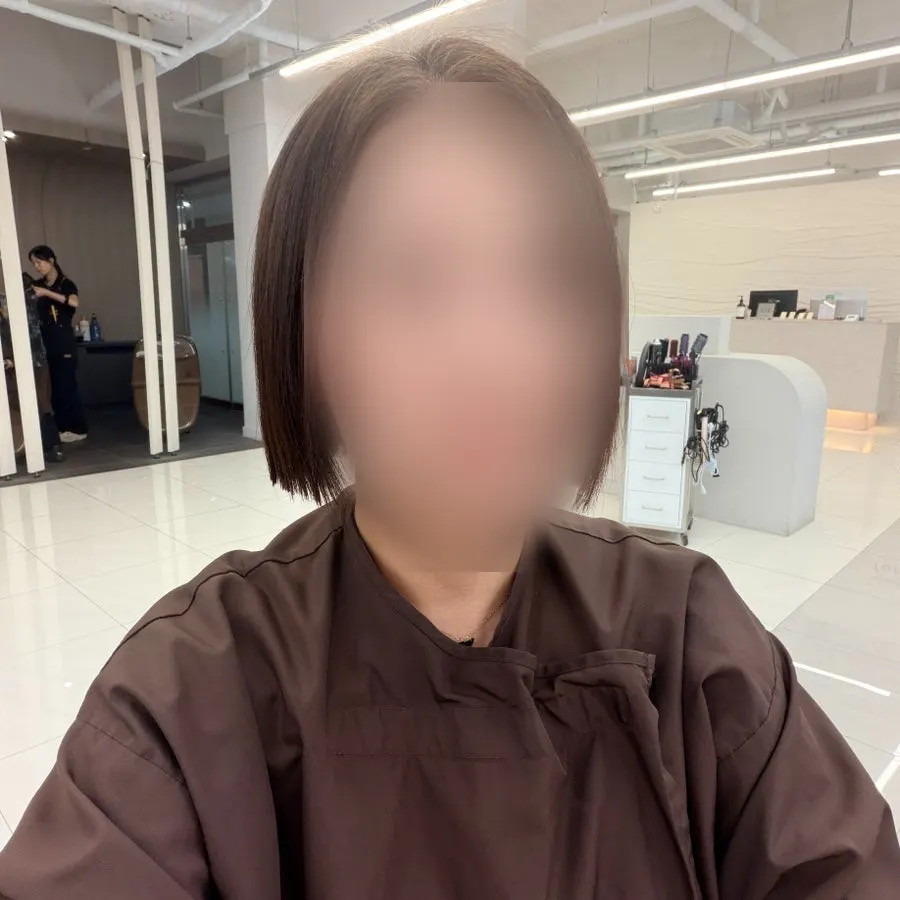 정면에서 본 차분해진 단발 옆머리