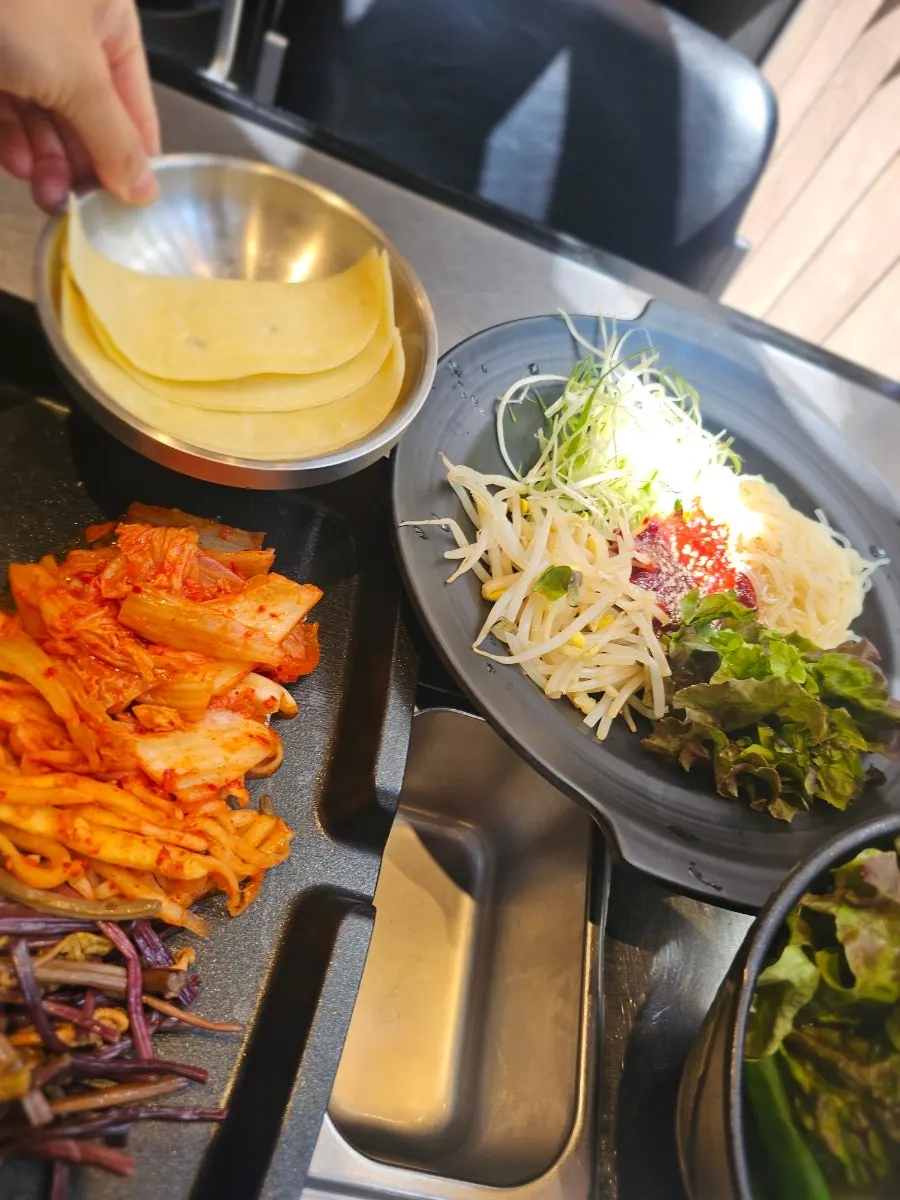 Large Hangdon pork platter ordered for three