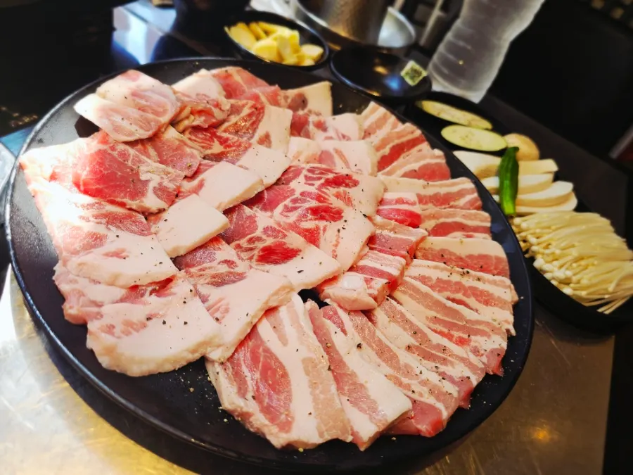 Meat with complimentary accompaniments