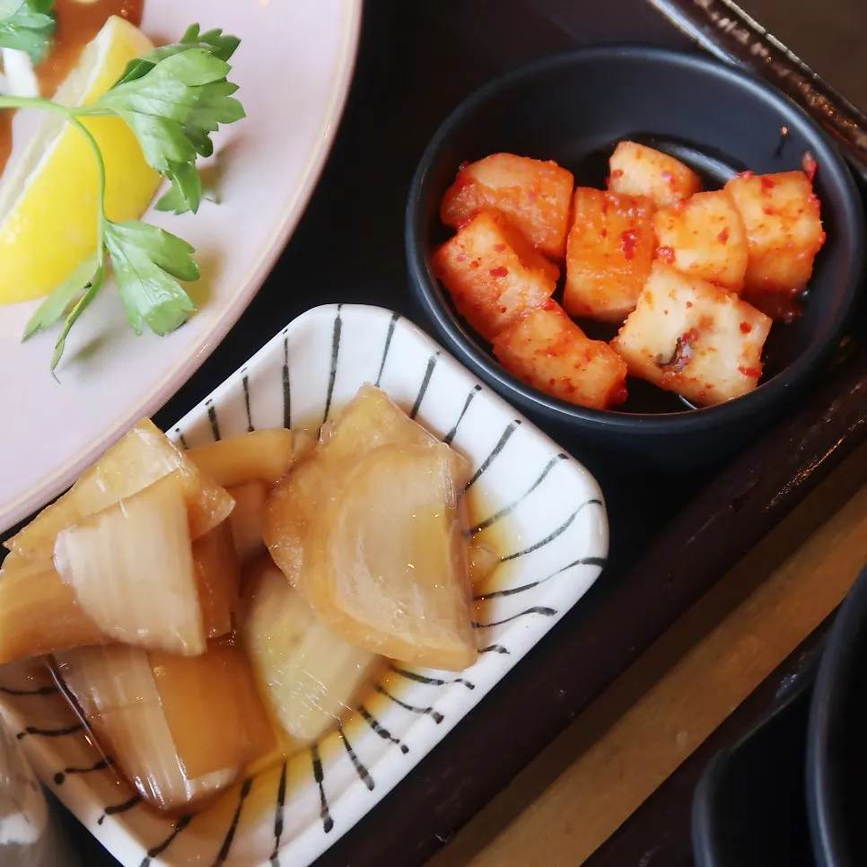 양파장아찌와 깍두기 반찬