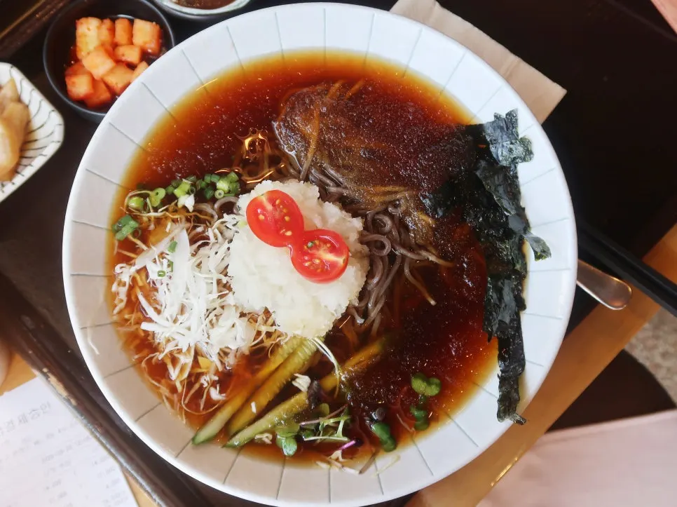 살얼음 가득한 냉모밀 육수