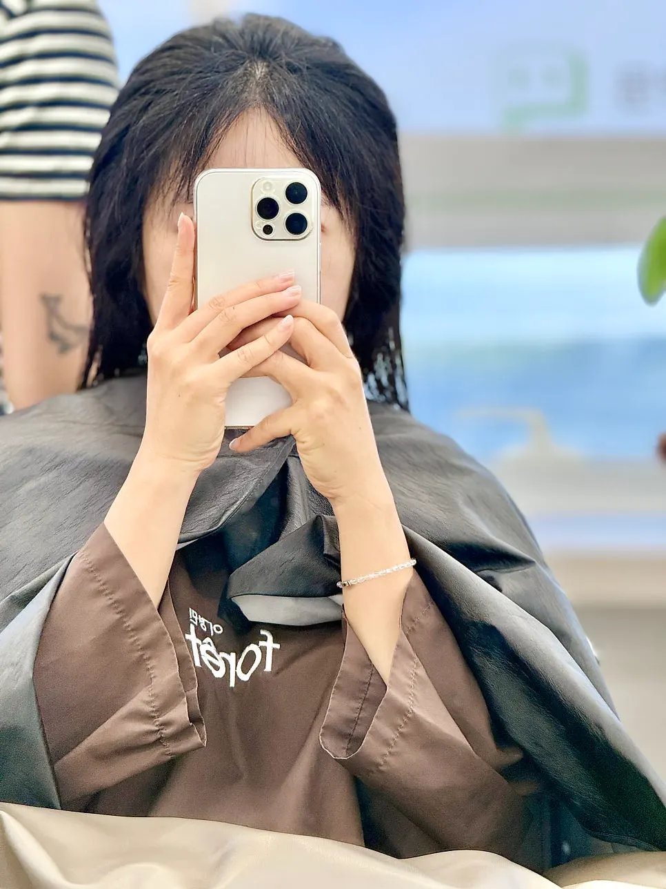 Head shape with prominent sides and grown-out roots