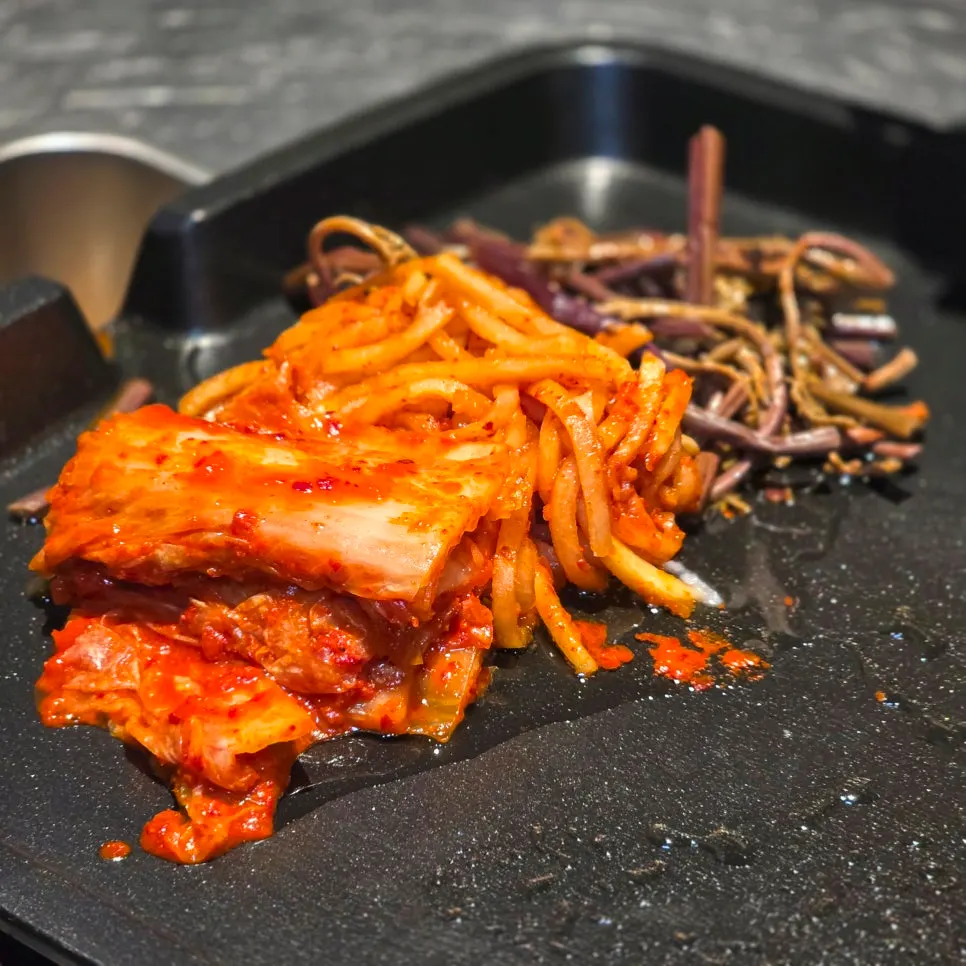 서비스 메뉴까지 가득 찬 태돈 테이블