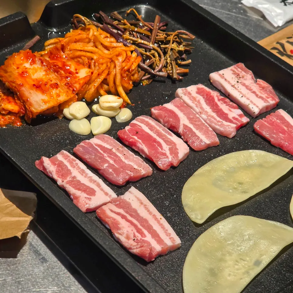 불판에 올린 한돈 모듬 고기