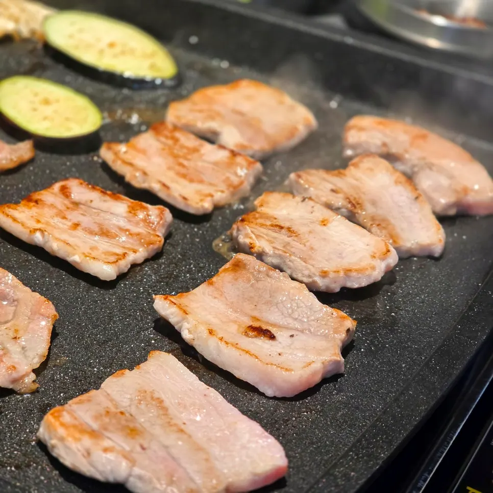 노릇하게 구워진 삼겹살과 부위별 고기