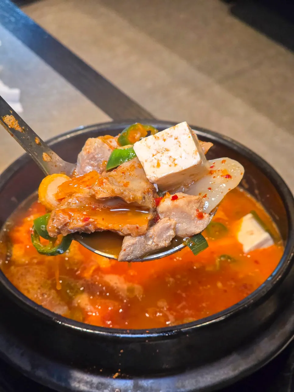 고기가 큼직하게 들어간 김치찌개