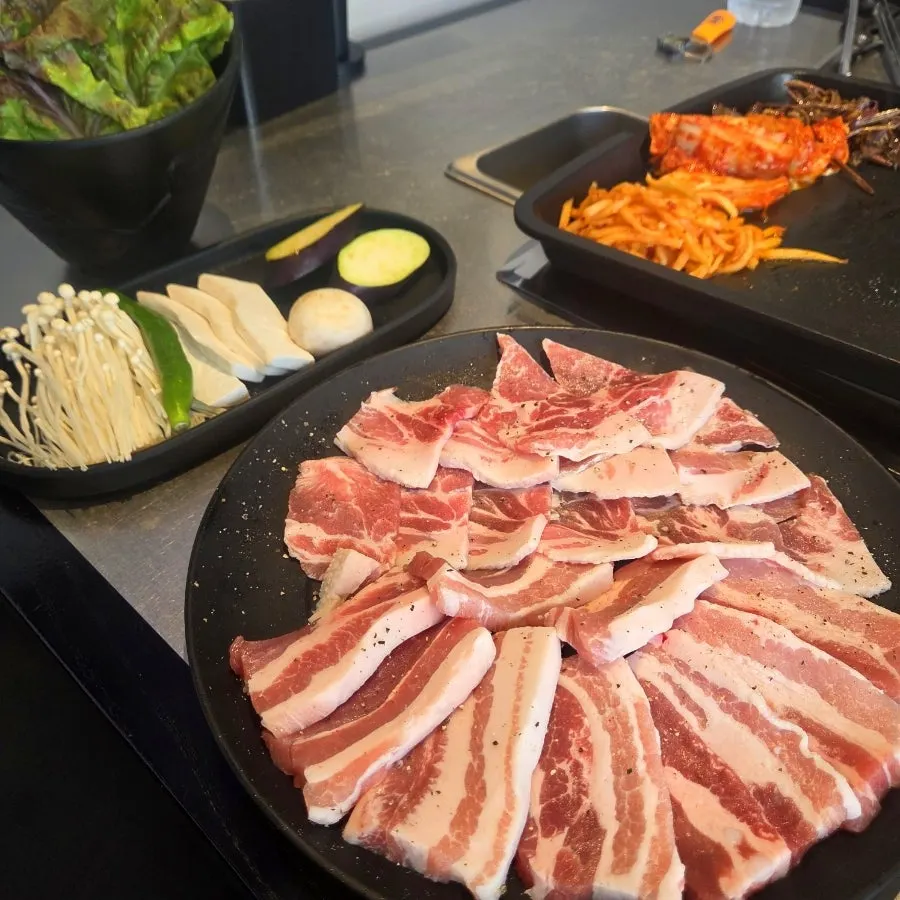 Handon samgyeopsal and kkodeulsal alongside soju and beer