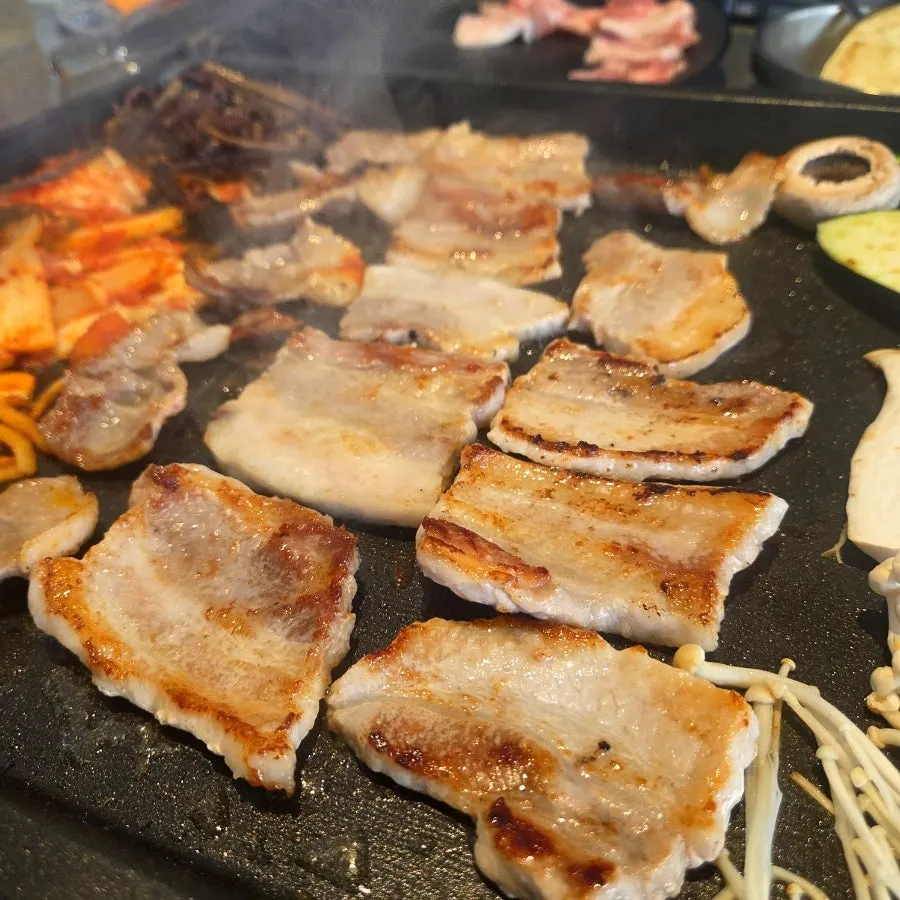 Nicely browned kkodeulsal and muchae on the grill