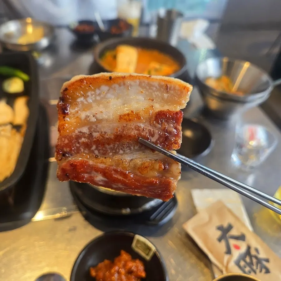 Wrapping samgyeopsal in napjak mandu
