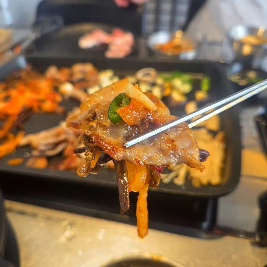 A piece of samgyeopsal topped with Dubai-style chewy ssamjang