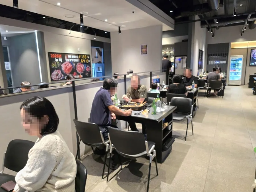 Clean dining hall interior at Taedon Geomdan Sageori Branch