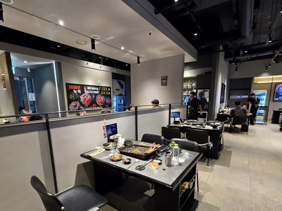 Seating with tables and grills at Taedon