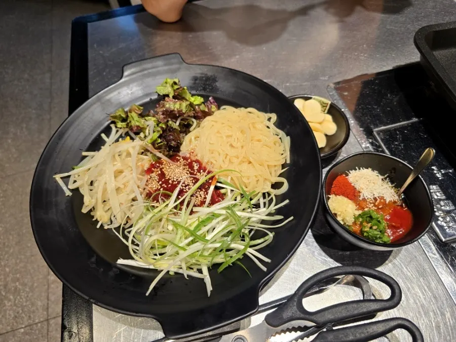Jjolmyeon served as a basic free side