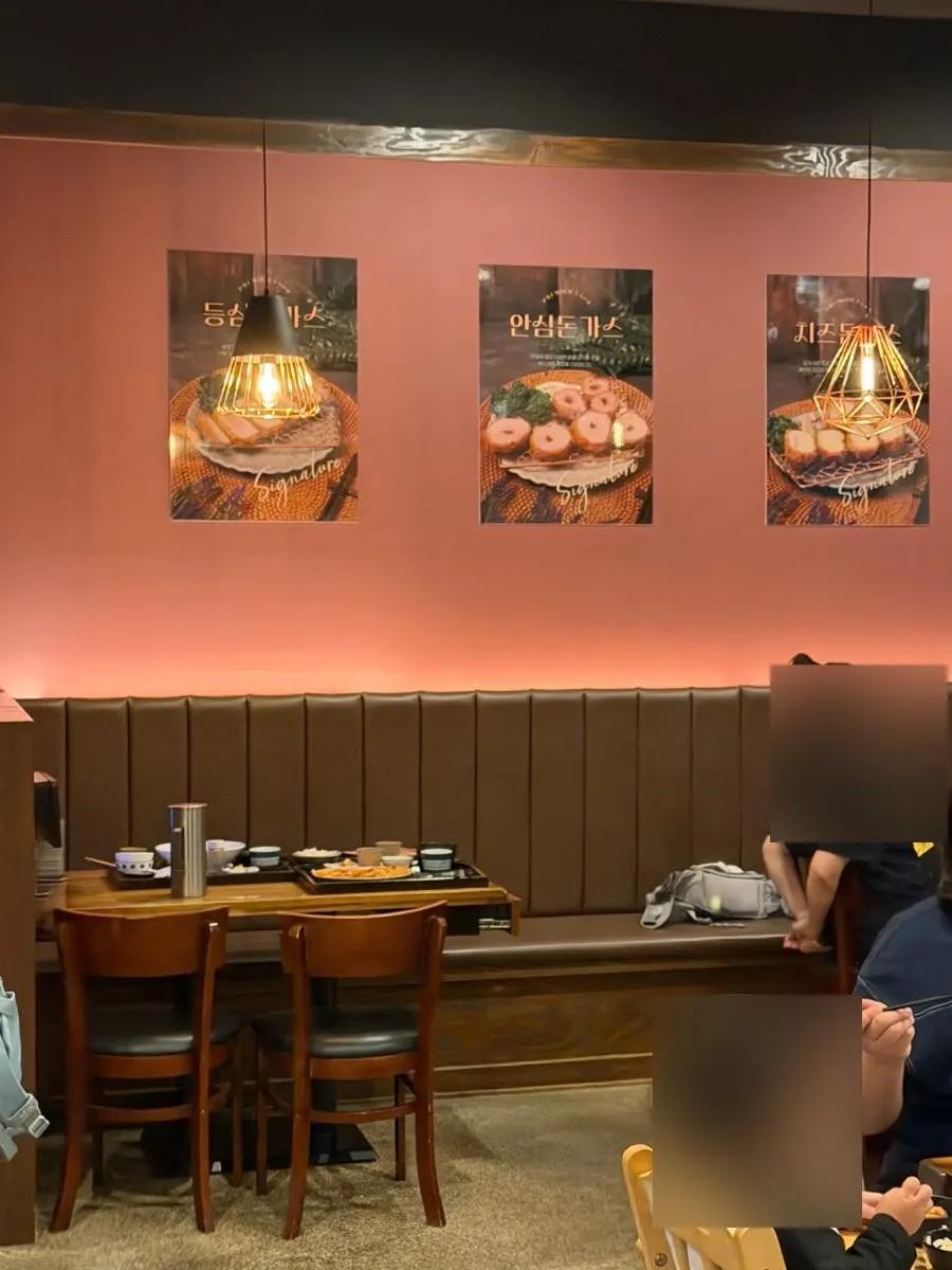 Table seating in the dining hall at Gyeomson Donkatsu Geomdan Branch