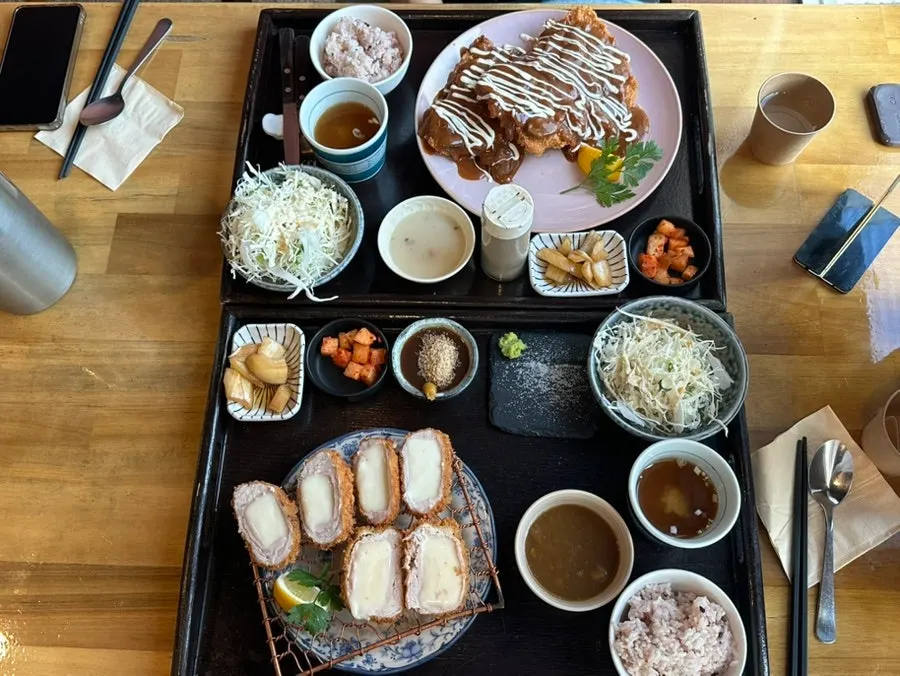 주문한 돈까스 두 접시가 놓인 테이블