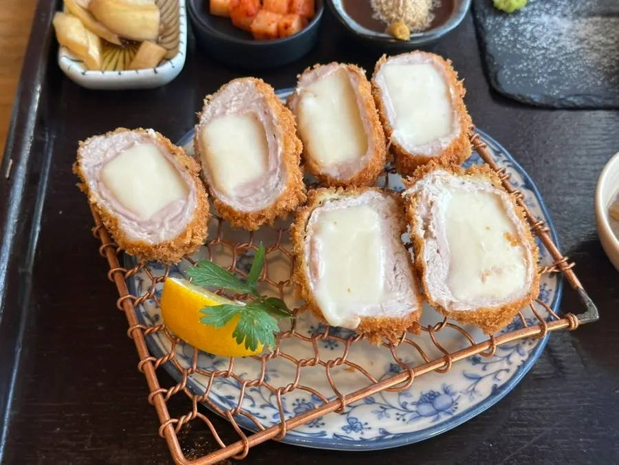 모차렐라 치즈가 들어간 치즈돈가스 단면