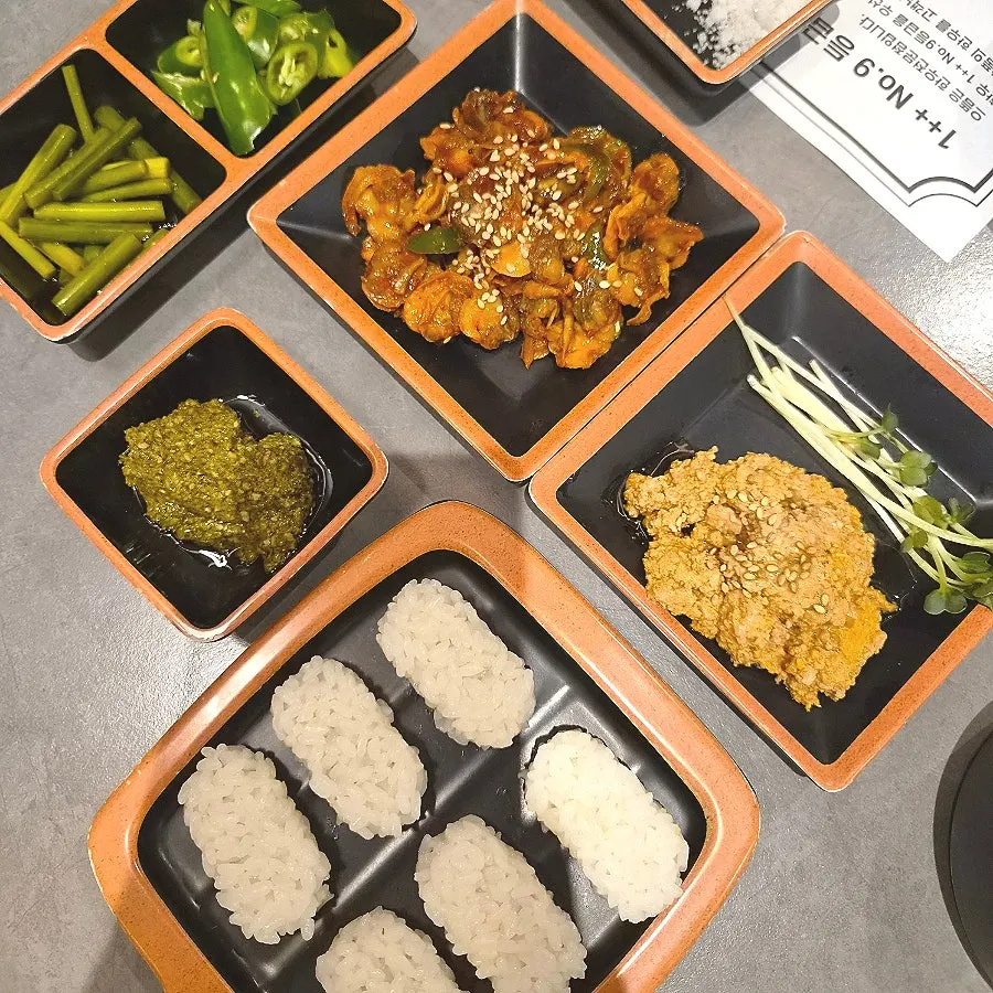 กก-มักผัด ตับปลาอังกอ และข้าวสำหรับกินคู่เนื้อ