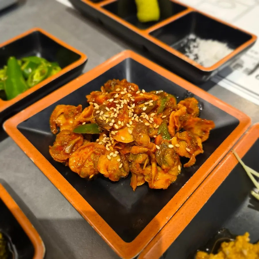 กก-มักผัดเนื้อหอยอวบอิ่ม