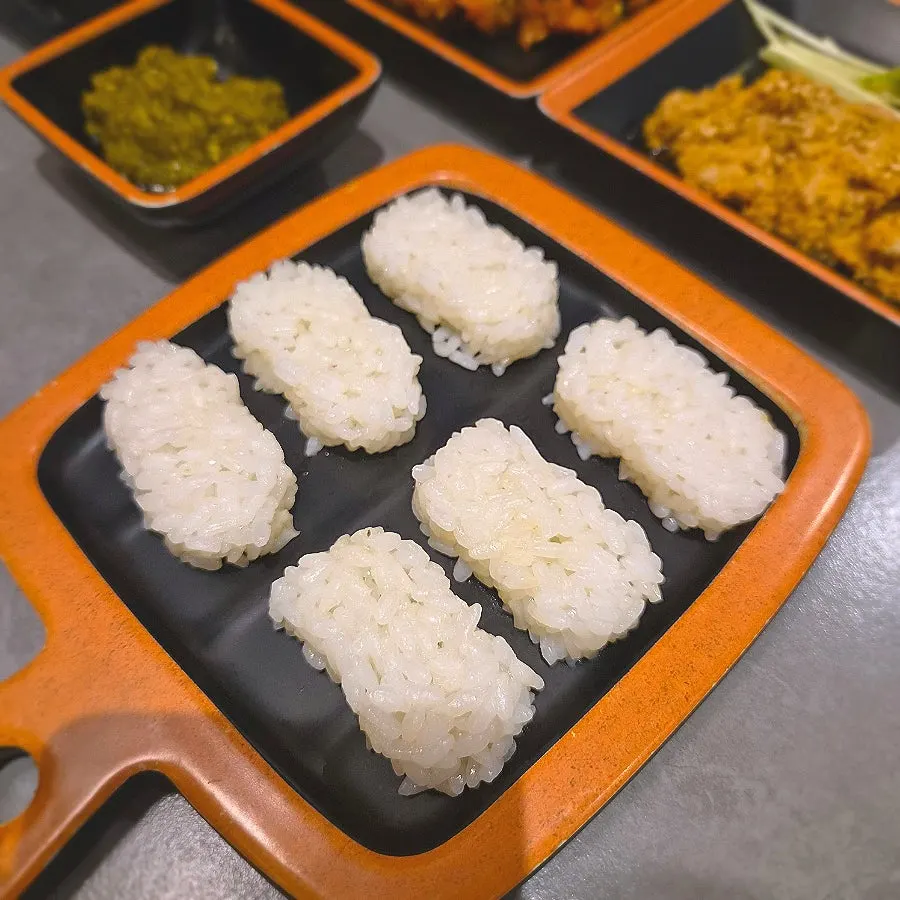 ข้าวปั้นทรงซูชิสำหรับวางเนื้อย่าง