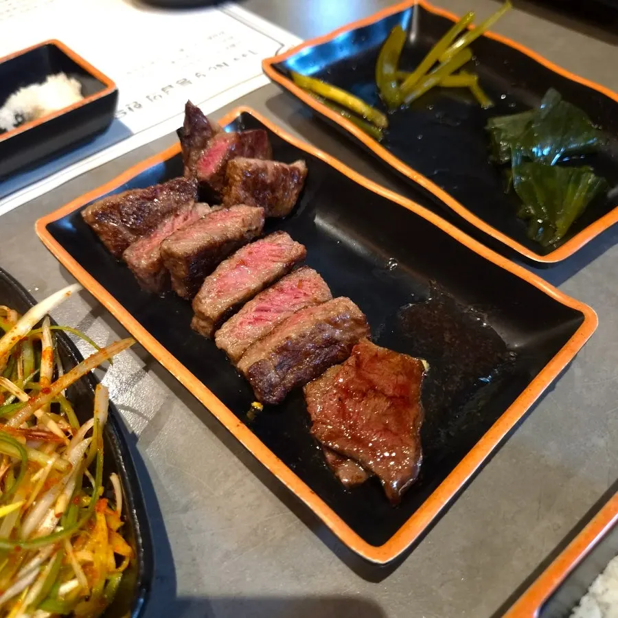 เนื้อฮันวูย่างวางบนข้าว