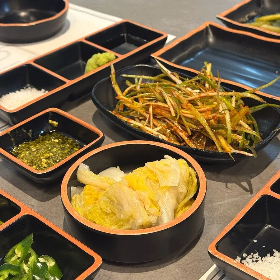 파절이와 백김치 등 기본찬 한 상