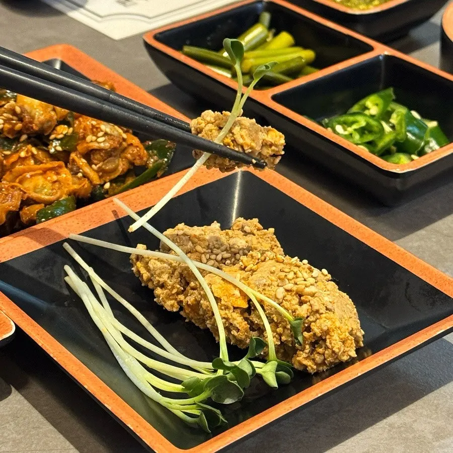서비스로 나온 아귀간 접시