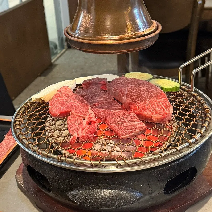 비장탄 화로에서 구워지는 한우