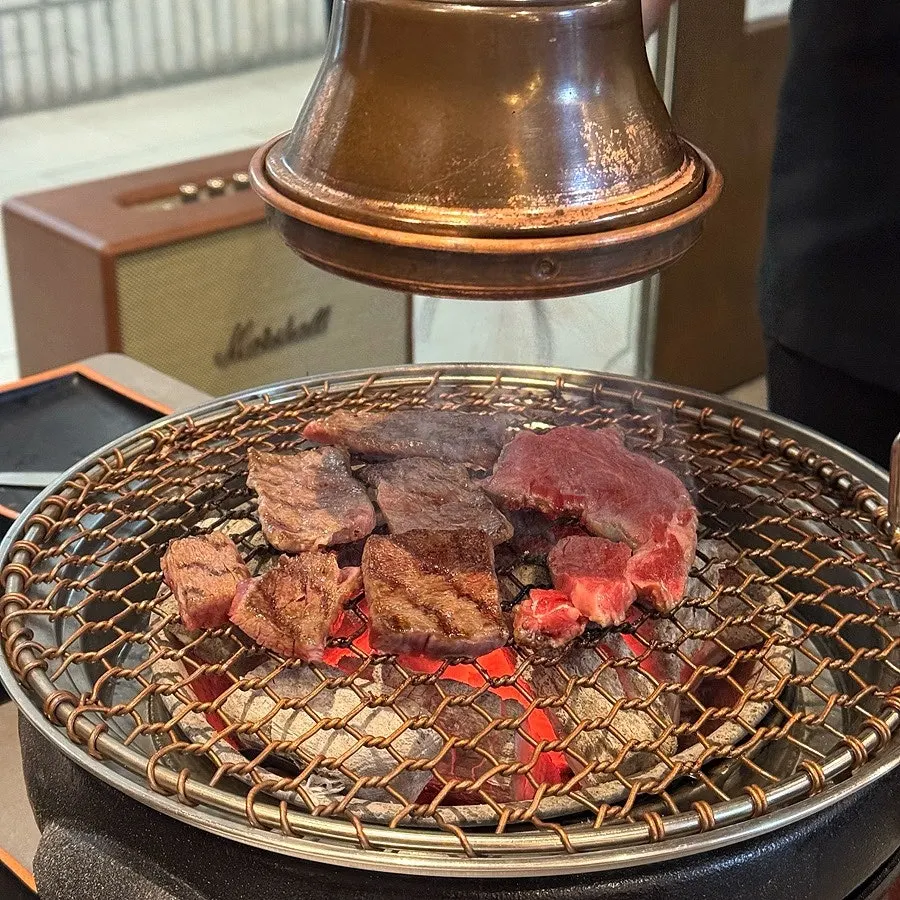 바질페스토에 찍은 한우 한 점