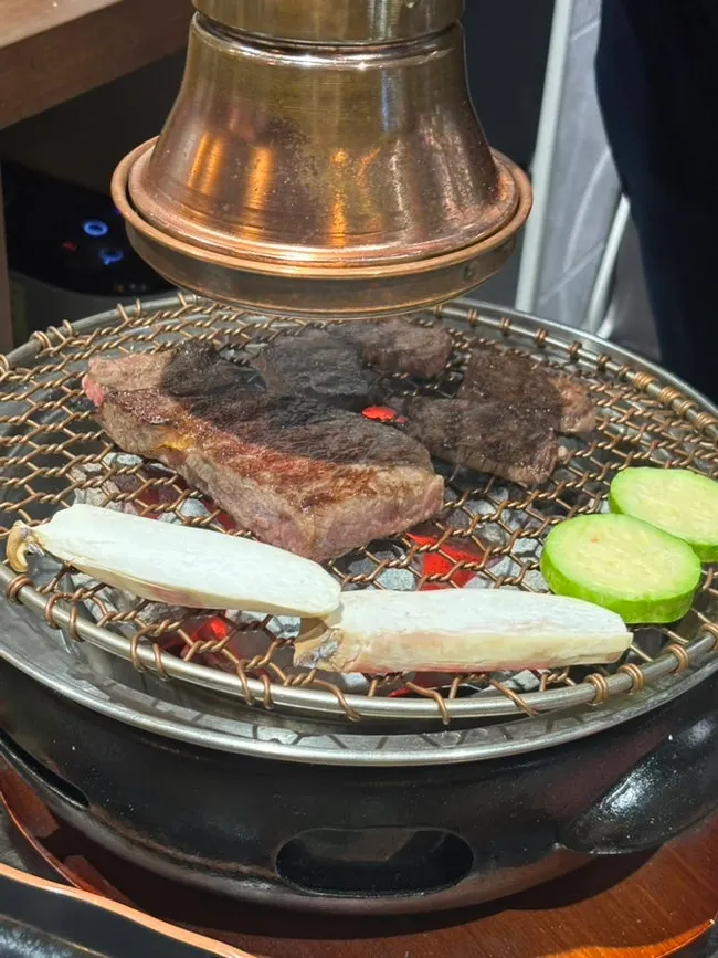 숯불 화로에서 구워지는 한우 등심