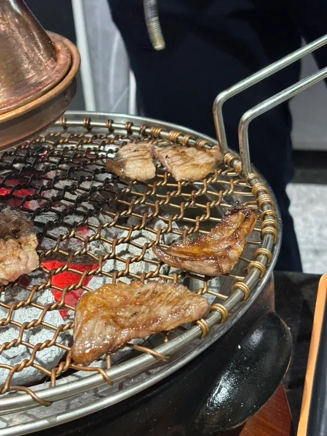 화로에서 따로 구워지는 새우살