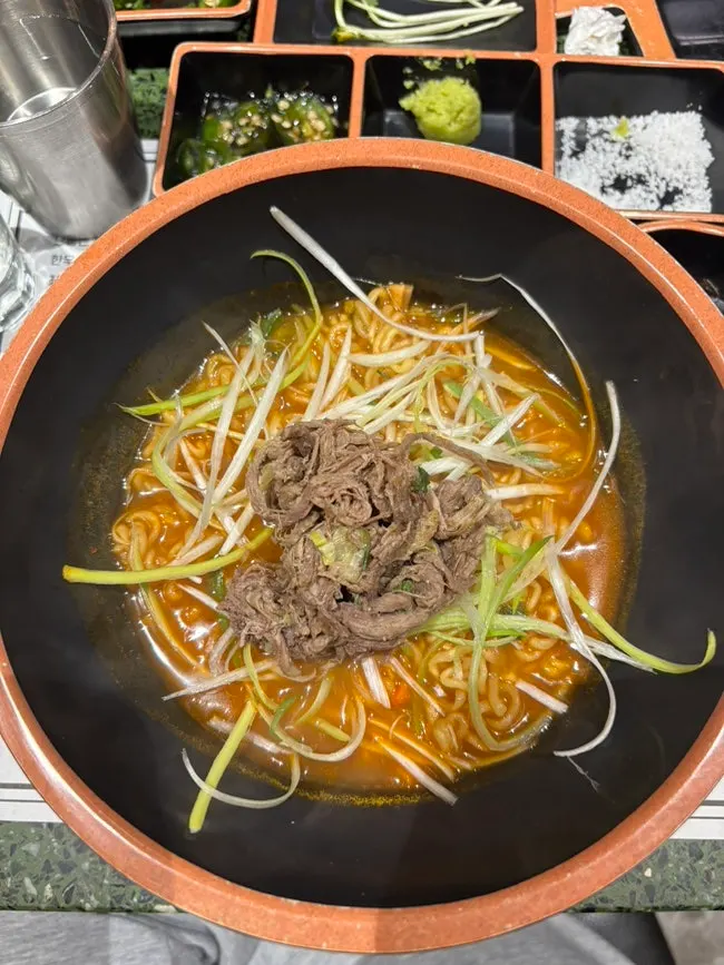 식사 마무리로 주문한 라면