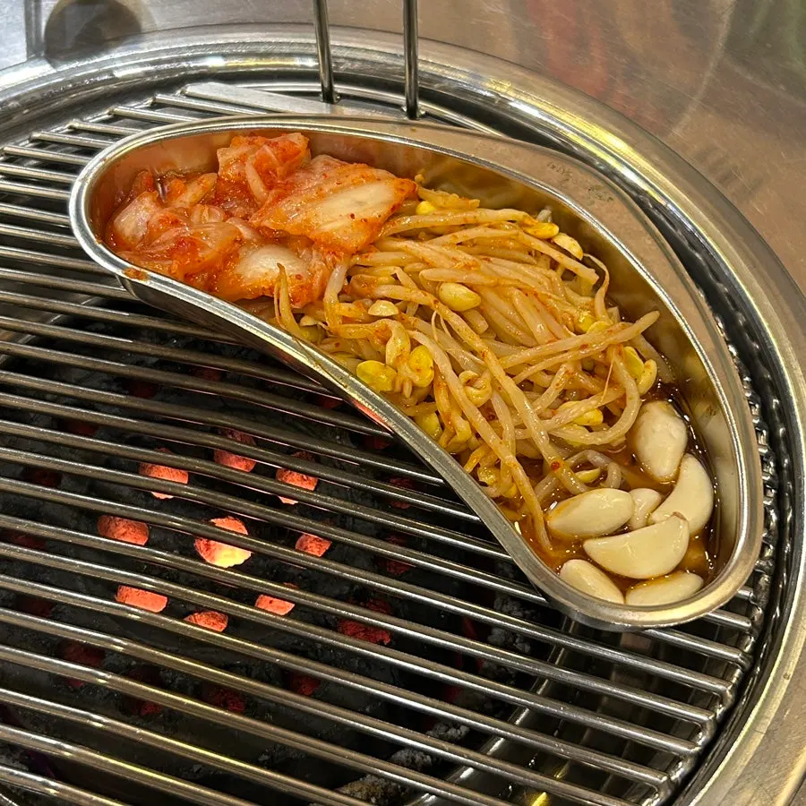 기본 반찬이 깔린 고기집 상차림