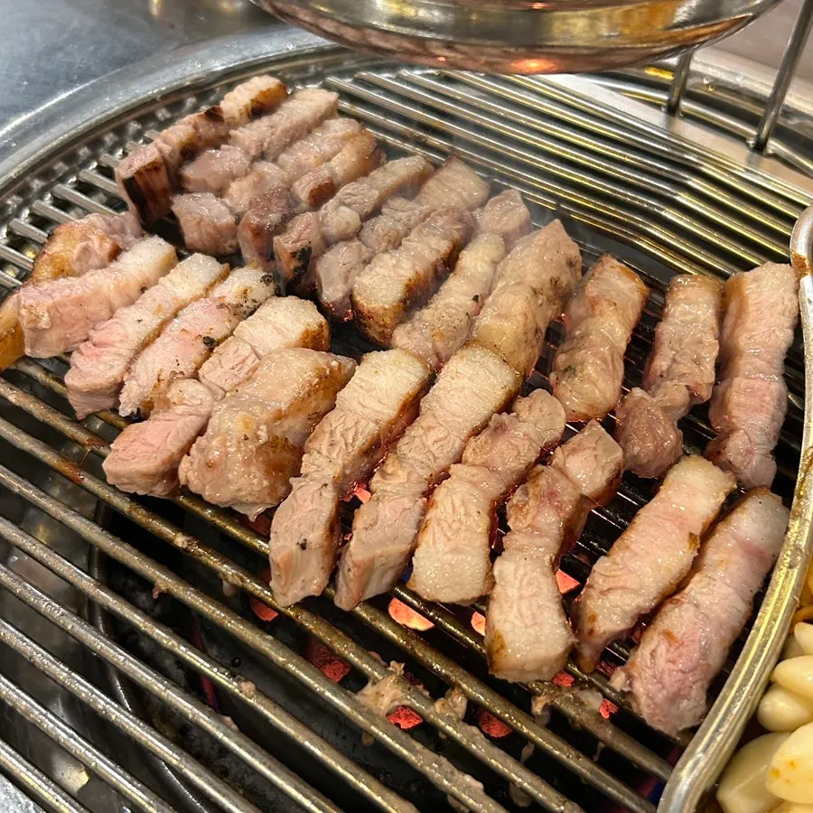 한 줄씩 세워 둔 구운 삼겹살