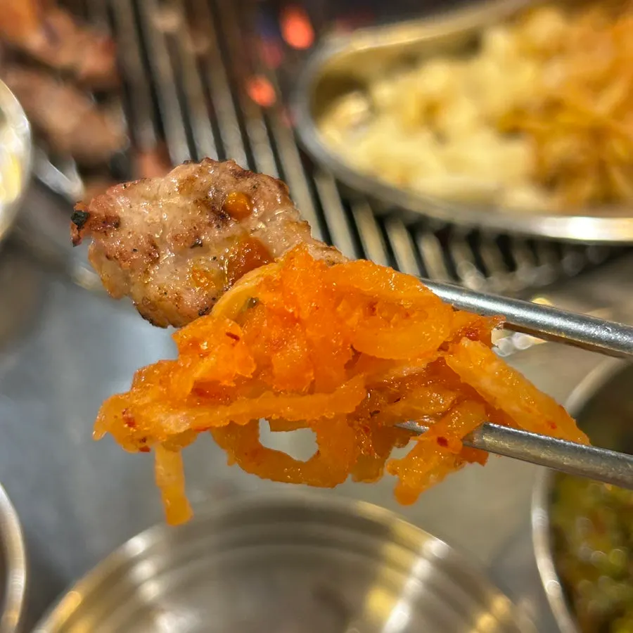 무생채를 곁들인 연탄구이 한 점