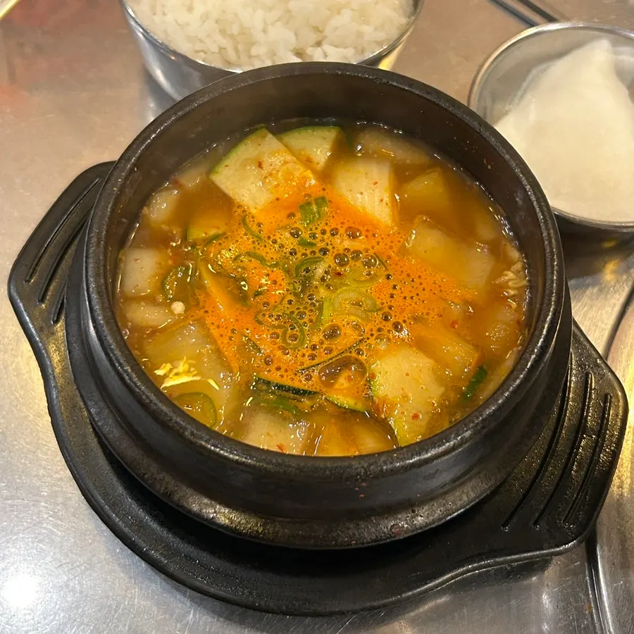 칼칼한 된장찌개와 공기밥